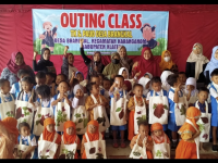 49 Anak KB dan TK Ikuti Outing Class Membuat Batik Ecoprint di Balai Desa Brangkal Klaten